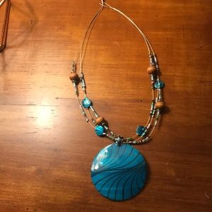 Shell accent statement necklace